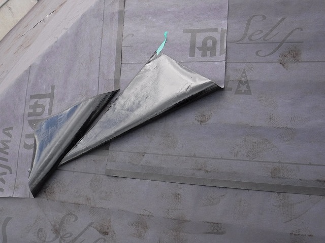 防水紙の重ね部分